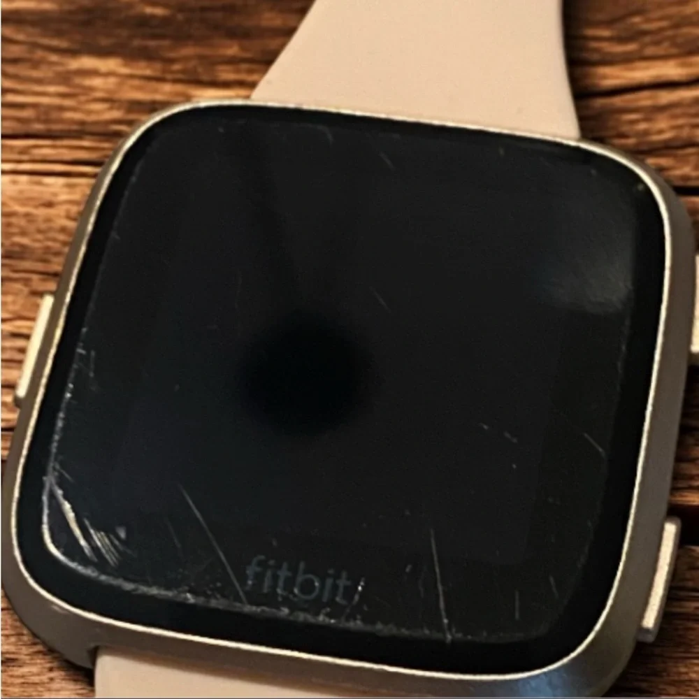 Fitbit Versa FB504 Smartwatch with Charger